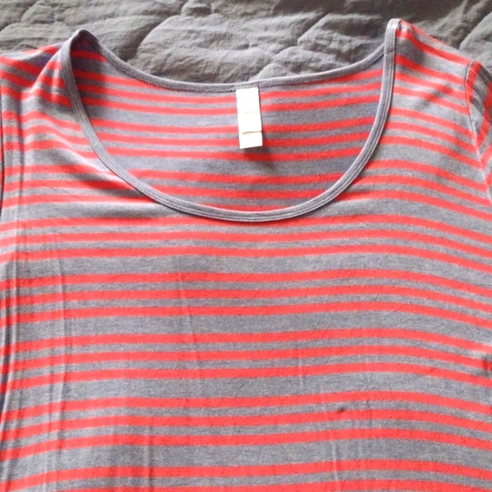 Medium lularoe classic t